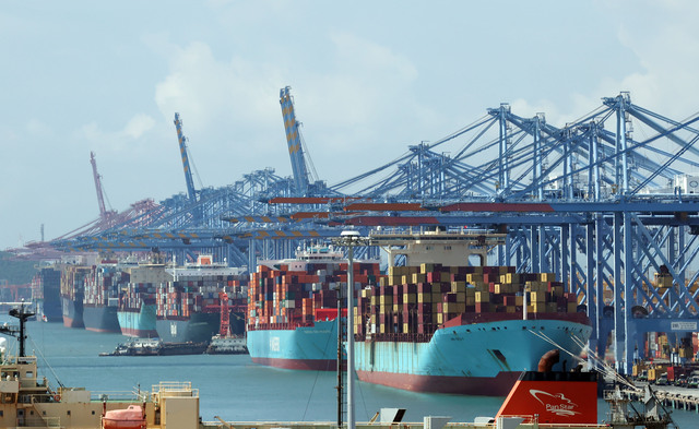 산업통상부는 트레이드타워에서 업종단체, 유관기관 등 관계자들과 함께 ‘민관 합동 무역장벽 대응 강화 간담회’를 18일 개최했다. 사진은 지난 9월 14일 부산 강서구 부산항신항 부두. / 뉴시스