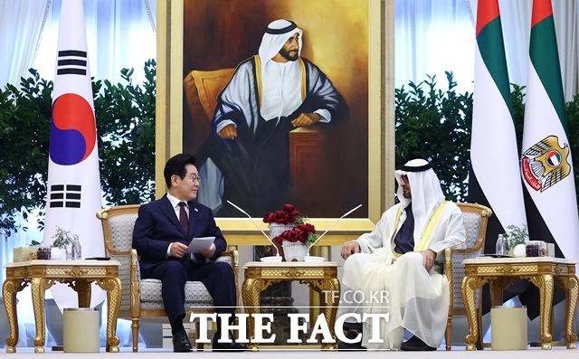 아랍에미리트연합(UAE)을 국빈 방문 중인 이재명 대통령이 18일(현지시간) 아부다비 대통령궁에서 무함마드 빈 자이드 알 나흐얀 UAE 대통령과 확대 정상회담을 하고 있다. /뉴시스