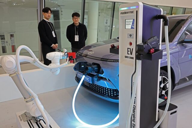 기후에너지환경부는 18일 이런 내용을 담은 ‘전기안전관리법’ 시행령 개정안이 국무회의에서 의결돼 오는 28일부터 시행된다고 밝혔다. 사진은 지난해 11월 25일 개최한 서울 저탄소 식생활 박람회에 전시된 전기차 충전 로봇. / 뉴시스