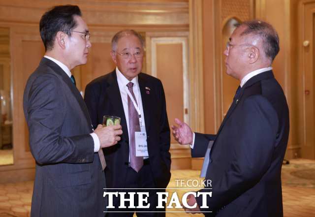 이재용 삼성전자 회장, 정의선 현대동차그룹 회장, 류진 한국경제인협회 회장이 19일(현지시간) 아부다비 한 호텔에서 열린 한-UAE 비즈니스 라운드테이블에 앞서 대화를 하는 모습. /뉴시스