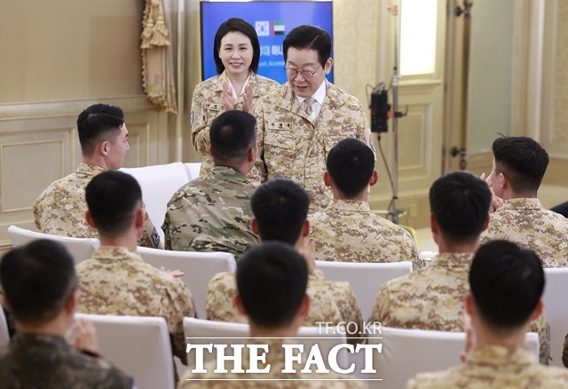 이재명 대통령과 영부인 김혜경 여사가 19일(현지시간) 아랍에미리트연합(UAE) 아부다비의 한 호텔에서 열린 아크부대 장병 격려 행사에 입장하고 있다. /뉴시스