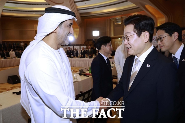 이재명 대통령이 19일(현지시간) 아랍에미리트연합(UAE) 아부다비의 한 호텔에서 열린 한-UAE 비즈니스 라운드테이블에서 알 제유디 UAE 대외무역장관과 인사하고 있다. /뉴시스