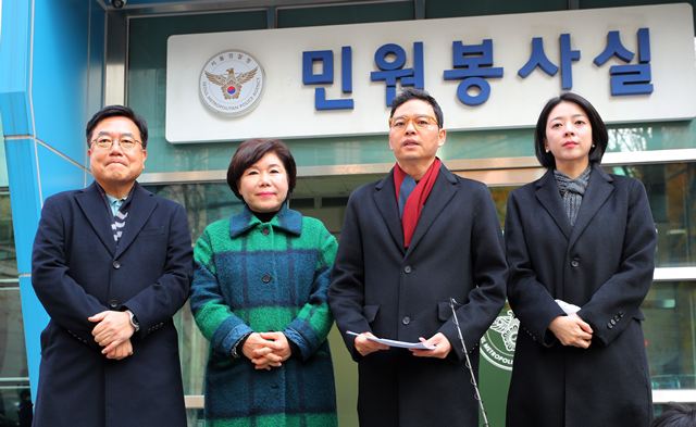 국민의힘 서울지역·국회 행정안전위원회 소속 의원들이 19일 서울 종로구 서울경찰청 민원실에서 김민석 국무총리에 대한 고발장을 제출했다. 왼쪽부터 서범수, 조은희, 박정훈, 배현진 국민의힘 의원. /뉴시스