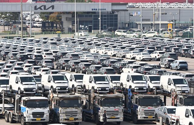 20일 산업통상부는 2025년 10월 자동차산업동향을 공개했다. 사진은 지난달 30일 경기 평택시 포승읍 평택항 자동차 전용부두에서 선적을 기다리는 수출용 차량. / 뉴시스