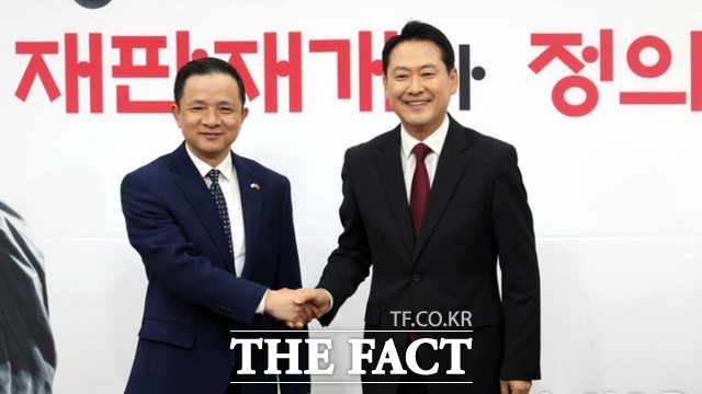 장동혁(오른쪽) 국민의힘 대표가 21일 오후 서울 여의도 국회에서 다이 빙 주한중국대사를 접견하며 악수를 하고 있다. /뉴시스