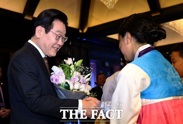 이재명 대통령이 20일(현지시간) 이집트 카이로의 한 호텔에서 열린 동포간담회에서 참석자와 인사를 나누고 있다. /뉴시스