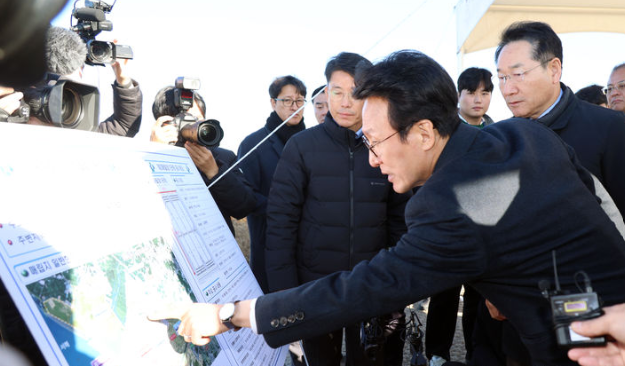 기후에너지환경부 등은 김 총리가 인천광역시 서구에 있는 수도권 매립지를 방문해 수도권 생활폐기물 처리현황 등을 점검했다고 21일 밝혔다. / 뉴시스