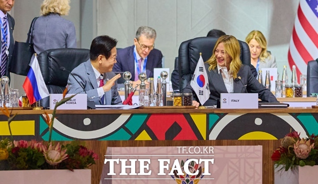 이재명 대통령이 22일(현지시간) 남아프리카공화국 요하네스버그 엑스포센터에서 열린 G20 정상회의에 참석해 조르지아 멜로니 이탈리아 총리와 대화를 나누고 있다. /뉴시스