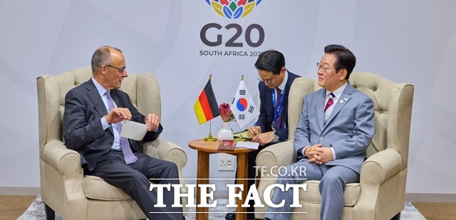 이재명 대통령이 22일(현지시간) 남아프리카공화국 요하네스버그 엑스포센터에서 프리드리히 메르츠 독일 총리와 정상회담을 갖고 있다. /뉴시스