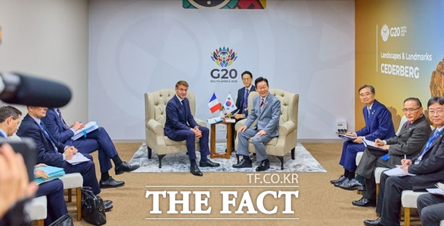 이재명 대통령이 22일(현지시간) 남아프리카공화국 요하네스버그 엑스포센터에서 에마뉘엘 마크롱 프랑스 대통령과 정상회담을 갖고 있다. /뉴시스