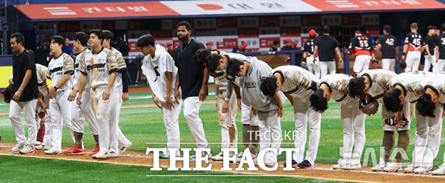 3년 연속 꼴찌 키움 히어로즈가 간판 타자 송성문을 메이저리그에 포스팅 신청했다. 키움은 이적료를 챙기기 위해서 전력 손실을 감수한다. 경기 뒤 팬들에게 고개 숙여 인사하고 있는 키움 선수들. /뉴시스
