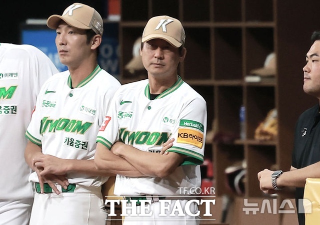 키움의 설종진 신임 감독(오른쪽)은 타선 보강을 절실히 요구하고 있지만 구단은 별다른 반응을 보이지 않고 있다. /뉴시스
