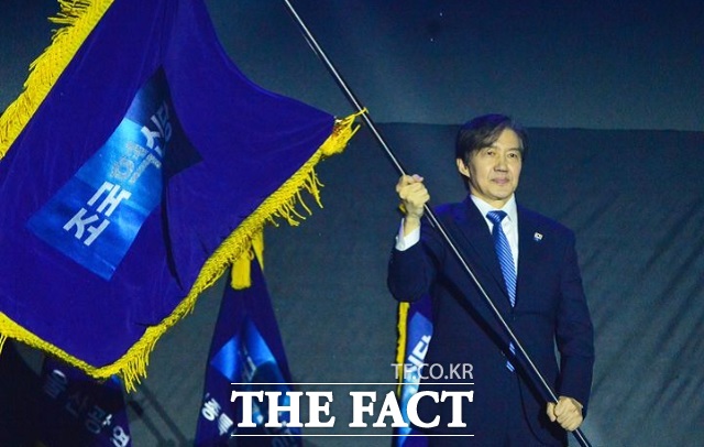 23일 충북 청주 오스코에서 열린 조국혁신당 2025전국당원대회에서 조국 신임 당대표가 당기를 이양 받아 흔들고 있다. /뉴시스