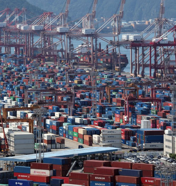 산업연구원은 24일 정부세종청사에서 브리핑을 열고 내년도 우리나라의 경제 성장률을 1.9%로 전망했다. 사진은 지난 8월 1일 부산 남구 신선대부두. / 뉴시스