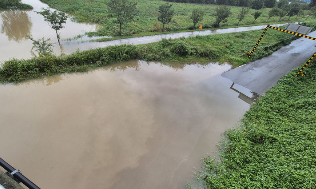 기후에너지환경부는 오는 25일 한국건설기술연구원 하천실험센터에서 제12회 수문조사 토론회(심포지엄)를 개최한다. 사진은 지난 9월 7일 전북 완주군 빗물에 잠긴 삼례교. / 뉴시스