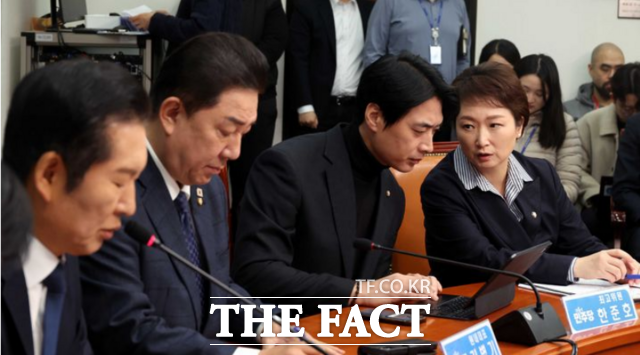 이언주 더불어민주당 최고위원(오른쪽)이 24일 국회에서 열린 당 최고위원회의에서 정청래 대표가 추진하는 당헌당규 개정안에 대해 무조건 정해졌으니 따라오라는 방식은 민주적 절차에 부합하지 않는다고 직격했다./뉴시스