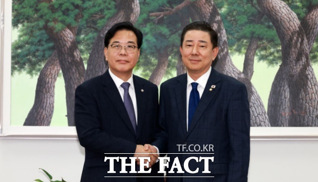 김병기 더불어민주당 원내대표와 송언석 국민의힘 원내대표가 25일 서울 여의도 국회에서 회동을 하며 악수하고 있다. /뉴시스