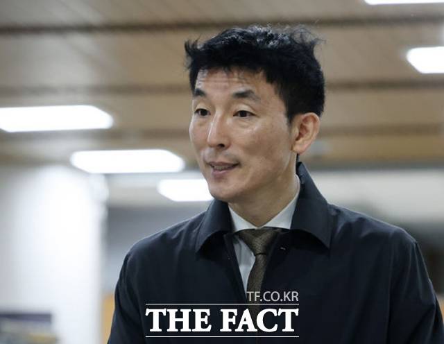 김용현 전 국방부 장관 변호인 이하상 변호사가 27일 오전 서울 서초구 서울중앙지방법원에서 열린 김 전 장관의 내란 혐의 2차 공판에 출석하고 있다. 2025.03.27. /뉴시스