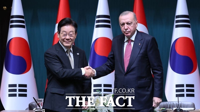 이재명 대통령이 24일(현지시간) 튀르키예 앙카라 대통령궁에서 레젭 타입 에르도안 대통령과 공동언론발표를 마친 뒤 악수를 하고 있다. /뉴시