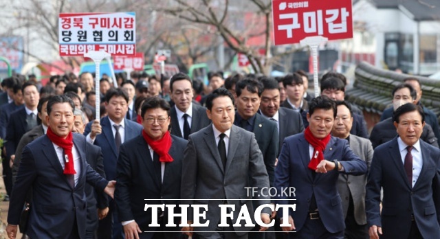 내년 지방선거를 6개월여 앞둔 시점에서 지도부의 강성 드라이브에 대한 불만이 터져 나오고 있다. 사진은 장동혁 국민의힘 대표가 25일 경북 구미시 상모동 박정희 대통령 생가를 방문하고 있는 모습. /뉴시스