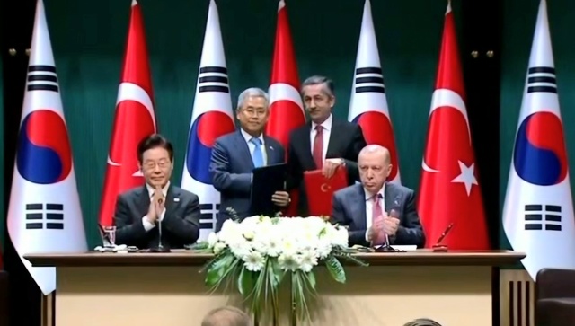 한국전력은 지난 24일 튀르키예 대통령궁에서 튀르키예 원자력공사와 양국 정상 임석하에 원자력 협력 양해각서(MOU)를 체결했다. / 한전