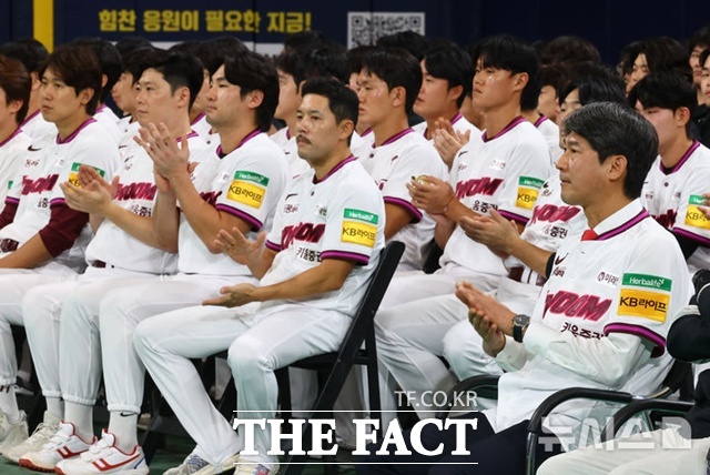 설종진 감독(오른쪽)을 비롯한 키움 히어로즈 선수단. 키움 주축 타자 송성문이 메이저리그에 포스팅을 신청해 놓고 있다. 2026시즌에도 유력한 최하위 후보다. /뉴시스