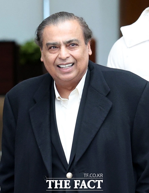 암바니 회장이 25일 서울 강서구 서울김포비즈니스항공센터를 통해 입국하고 있다. /뉴시스