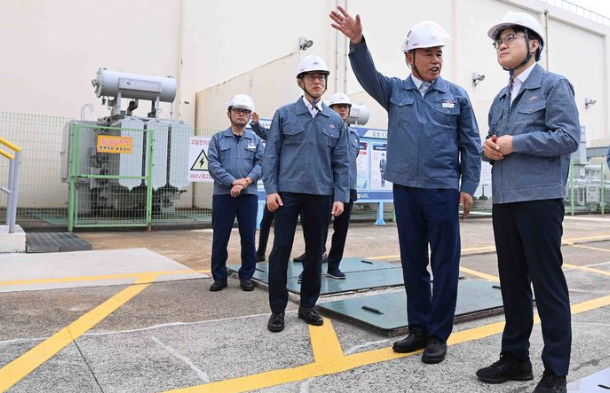 김정관 산업통상부 장관(맨 앞)은 26일 여수 국가산업단지에서 열린 여수 석유화학기업 사업재편 간담회에서 대산이 사업재편의 포문을 열었다면, 여수는 사업재편의 운명을 좌우할 것이다라고 말했다. 사진은 김 장관이 지난 9월 19일 울산 남구 석유화학산업단지 내 대한유화를 방문한 모습. / 산업부