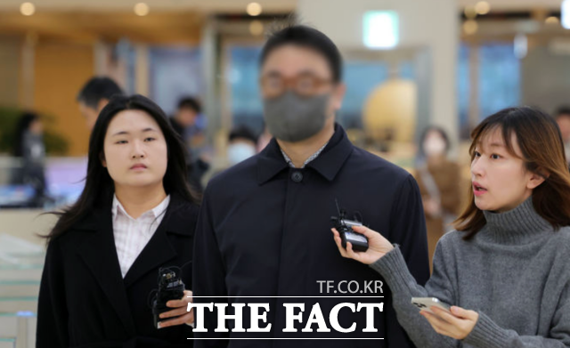 김건희 여사 연루 의혹을 수사하는 민중기 특별검사팀이 김 여사의 오빠 김진우 씨를 재차 불러 조사하고 있다. 윤석열 전 대통령 부인 김건희 여사의 오빠 김진우 씨가 27일 오전 서울 종로구 KT 광화문빌딩 웨스트에 마련된 김건희 여사 의혹을 수사하는 민중기 특별검사 사무실로 출석하고 있다./뉴시스