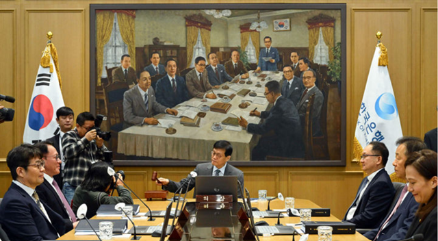 이창용 한국은행 총재가 지난해 11월 27일 오전 서울 중구 한국은행 본관에서 열린 금융통화위원회 본회의에서 의사봉을 두드리고 있다. /뉴시스