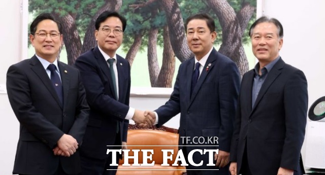 여야가 28일 법인세와 교육세 인상 관련 논의에 나섰지만 합의하지 못했다. 사진은 김병기 더불어민주당 원내대표와 송언석 국민의힘 원내대표가 28일 오후 서울 여의도 국회 운영위원장실에서 회동을 하기 전 악수를 하고 있는 모습. /뉴시스