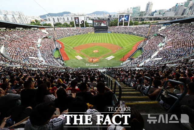 프로야구는 2년 연속 1000만 관중을 돌파하면서 명실상부한 국민스포츠로 자리 잡았다. 1군 최저연봉 6500만 원을 인상해야 한다는 목소리가 높다. /뉴시스