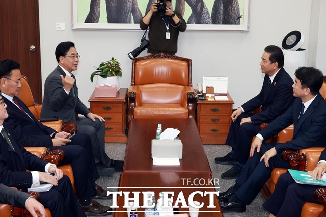 더불어민주당 김병기 원내대표와 문진석 원내수석부대표, 국민의힘 송언석 원내대표와 유상범 원내수석부대표 등 여야 원내대표단이 1일 서울 여의도 국회에서 회동하고 있다. /뉴시스