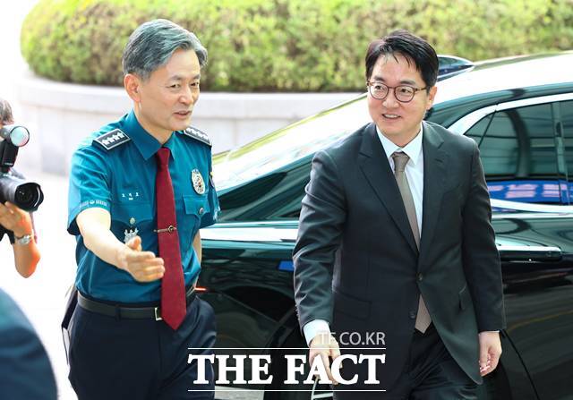 심우정(오른쪽) 검찰총장이 30일 오후 서울 서대문구 경찰청을 방문해 조지호 경찰청장과 이동하고 있다. 2024.09.30. /뉴시스