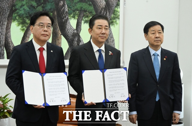 송언석 국민의힘 원내대표(왼쪽부터), 김병기 더불어민주당 원내대표, 구윤철 부총리 겸 기획재정부 장관이 2일 서울 여의도 국회에서 2026년도 예산안 처리를 위한 합의문에 서명을 마치고 기념촬영을 하고 있다. /뉴시스