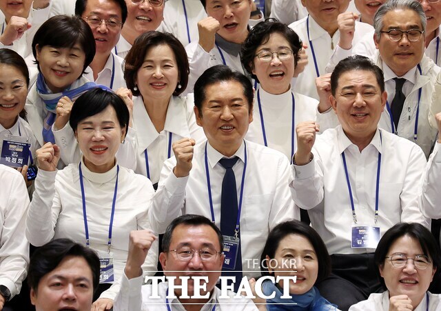 정당의 지역 조직을 떠받치던 지구당이 사라진 지방 정치 현장은 법적·재정적 제약 속에 신음하고 있다. 지난달 11일 경기 광주시 곤지암리조트에서 열린 민주당 전국지역위원장 워크숍에 참석한 의원들의 모습. /뉴시스