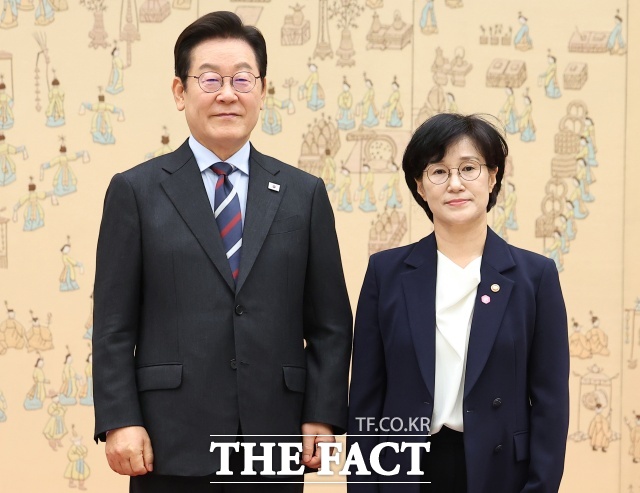 이 대통령이 직접 성병관리소 보존 필요성을 확언하면서 주무부처의 움직임도 빨라졌다. 사진은 이재명 대통령이 지난 9월15일 서울 용산 대통령실 청사에서 열린 임명장 수여식에서 원민경 여성가족부 장관에게 임명장을 수여한 뒤 기념촬영을 하고 있는 모습. /뉴시스