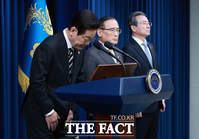 이재명 대통령이 3일 오전 용산 대통령실에서 빛의 혁명 1주년 대국민 특별성명을 발표한 뒤 고개숙여 인사를 하고 있다. /뉴시스