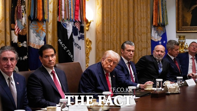 2일(현지 시간) 미국 백악관에서 열린 각료회의에 하워드 러트닉(오른쪽 세번째부터) 미국 상무장관, 피트 헤그세스 국방장관, 도널드 트럼프 대통령, 마코 루비오 국무장관, 더그 버검 내무장관이 다른 참석자 발언을 듣고 있다. /워싱턴=AP/뉴시스