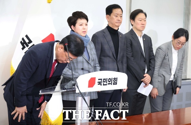 송언석 국민의힘 원내대표가 3일 서울 여의도 국회에서 열린 계엄 1주년 관련 기자간담회를 마치고 고개숙여 인사하고 있다. /뉴시스