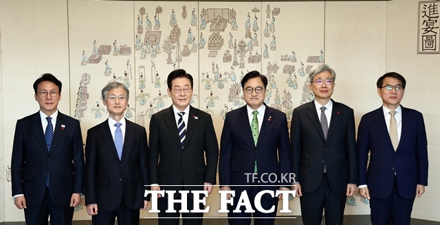 이재명 대통령이 3일 오후 용산 대통령실에서 주최한 5부 요인 초청 오찬에서 김민석 국무총리, 조희대 대법원장, 우원식 국회의장, 김상환 헌법재판소장, 노태악 중앙선거관리위원장과 기념촬영을 하고 있다. /뉴시스