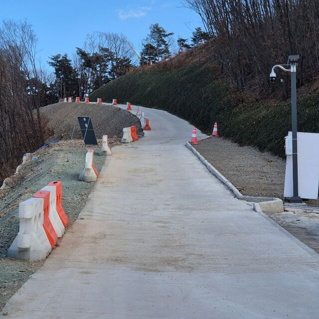 풍백발전단지는 해발 약 798m에 있다. 마을에서 차로 약 30분(10.1km)이 소요된다. 사진은 풍백발전단지 임업 도로 전경. / 정다운 기자