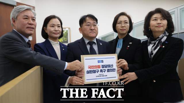 조국혁신당이 국민의힘이 12·3 비상계엄을 옹호하며 민주주의를 위협하고 있다며 정당해산을 촉구했다. 서왕진 조국혁신당 원내대표를 비롯한 의원들이 4일 오전 서울 여의도 국회 의안과에 국민의힘 정당해산심판청구 촉구 결의안을 제출하고 있다. 왼쪽부터 서 원내대표, 이해민, 차규근, 백선희, 강경숙 의원. /뉴시스