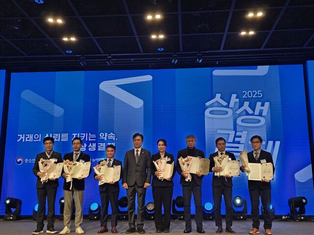 한국수력원자력은 4일 중소기업중앙회 K-biz홀에서 열린 ‘2025년도 상생결제 확산의 날’ 기념식에서 우수 최상단 구매기관 단체 부문 중소벤처기업부 장관상 표창을 수상했다. / 한수원