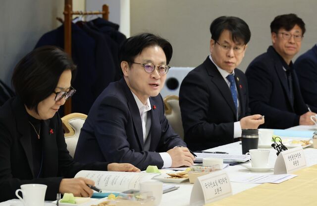 김정관 산업통상부 장관(왼쪽 두 번째)이 5일 오전 서울 종로구 정부서울청사에서 열린 제1회 자원안보협의회에 참석해 발언하고 있다. / 뉴시스