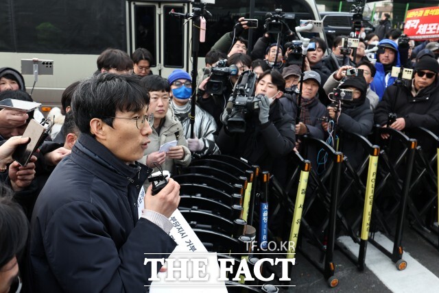 판사 출신인 차성안 서울시립대 법학전문대학원 교수가 여당이 추진하고 있는 내란전담재판부 판사 추천위원회 구성을 각급 법원 판사회의만으로 구성해야한다고 주장했다. 차 교수가 지난 1월 서울 용산구 한남동 대통령 관저 입구에서 경호처 직원들에게 부당 지시 거부 소명서를 배포하겠다며 입장을 밝히고 있다.뉴시스