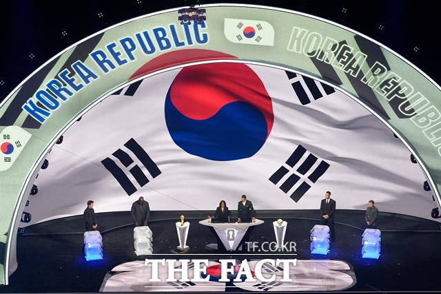 한국이 6일 열린 2026 북중미 월드컵 본선 조추첨식에서 포트1의 멕시코와 포트3의 남아공, 포트4의 유럽PO D조 승자와 같은 A조에 편성됐다./워싱턴DC=AP.뉴시스