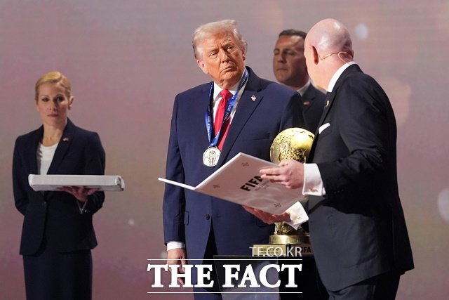 도널드 트럼프 미국 대통령(왼쪽)이 6일 2026 북중미 월드컵 본선 조추첨식에서 지아니 인판티노 FIFA 회장으로부터 2025 FIFA 평화상을 수상하고 있다./워싱턴DC=AP.뉴시스