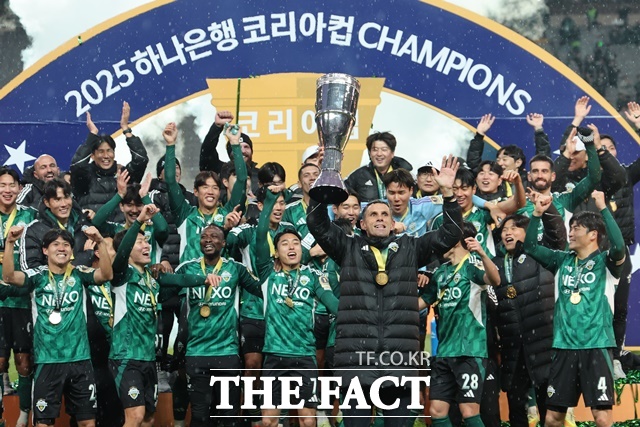 6일 오후 서울 마포구 서울월드컵경기장에서 열린 광주FC와 전북현대의 2025 하나은행 코리아컵 결승전에서 연장 승부 끝에 2-1로 승리한 거스 포옛 전북현대 감독을 비롯한 선수들이 우승트로피를 들어올리고 있다./뉴시스
