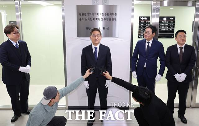 안권섭 특별검사가 6일 오전 서울 서초구 관봉권 띠지 폐기 의혹 및 쿠팡 퇴직금 불기소 외압 의혹 진상규명을 위한 특검 사무소에서 열린 현판식에서 취재진의 질문에 답하고 있다. 2025.12.06. /뉴시스